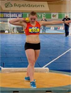 Talent Benthe König wint het NK junioren in Breda met een worp van 16,53 meter en het NK junioren in Breda met 15,83 meter